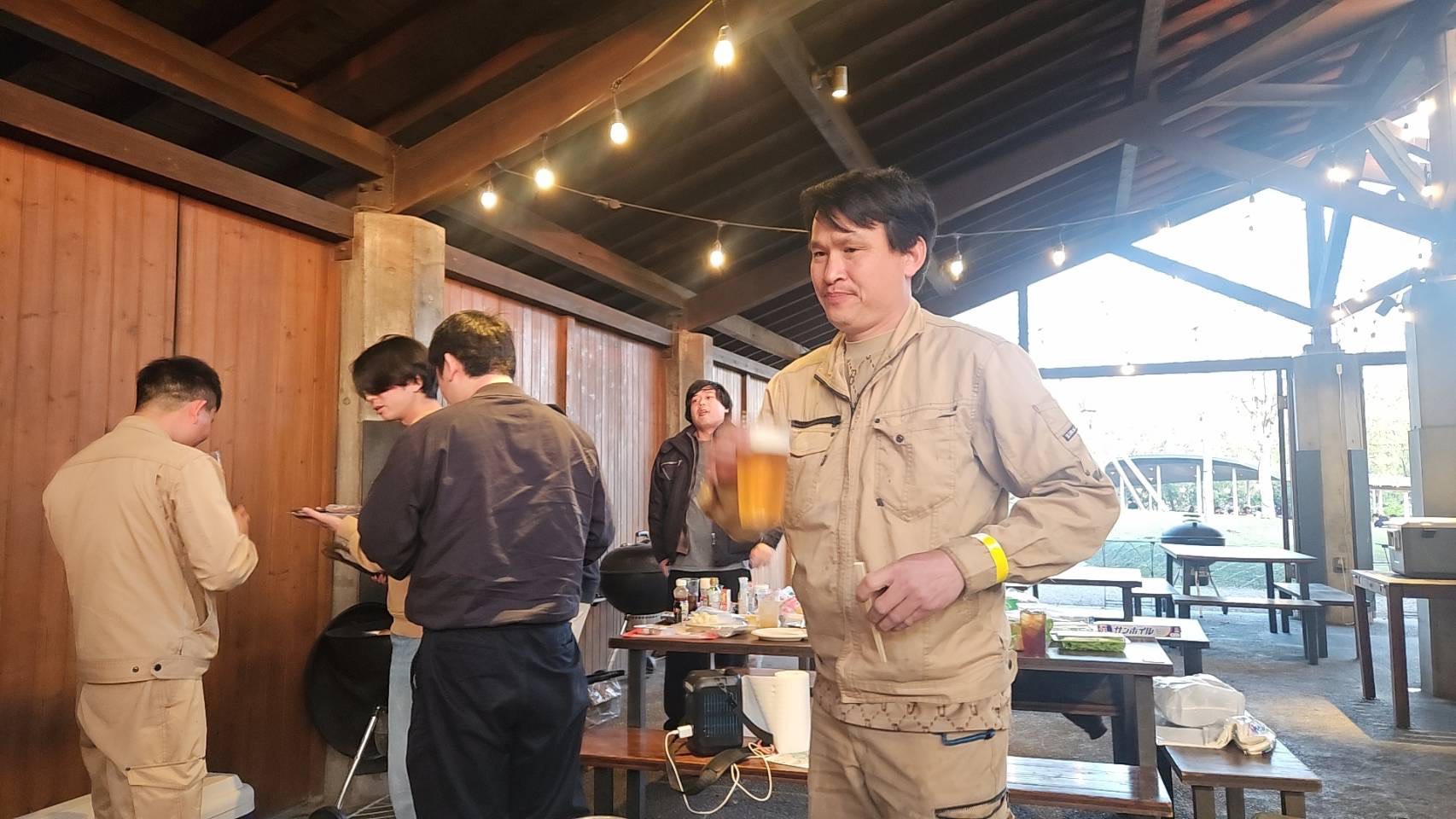 屋根付きBBQ会場の全景。社員が集まって談笑している様子