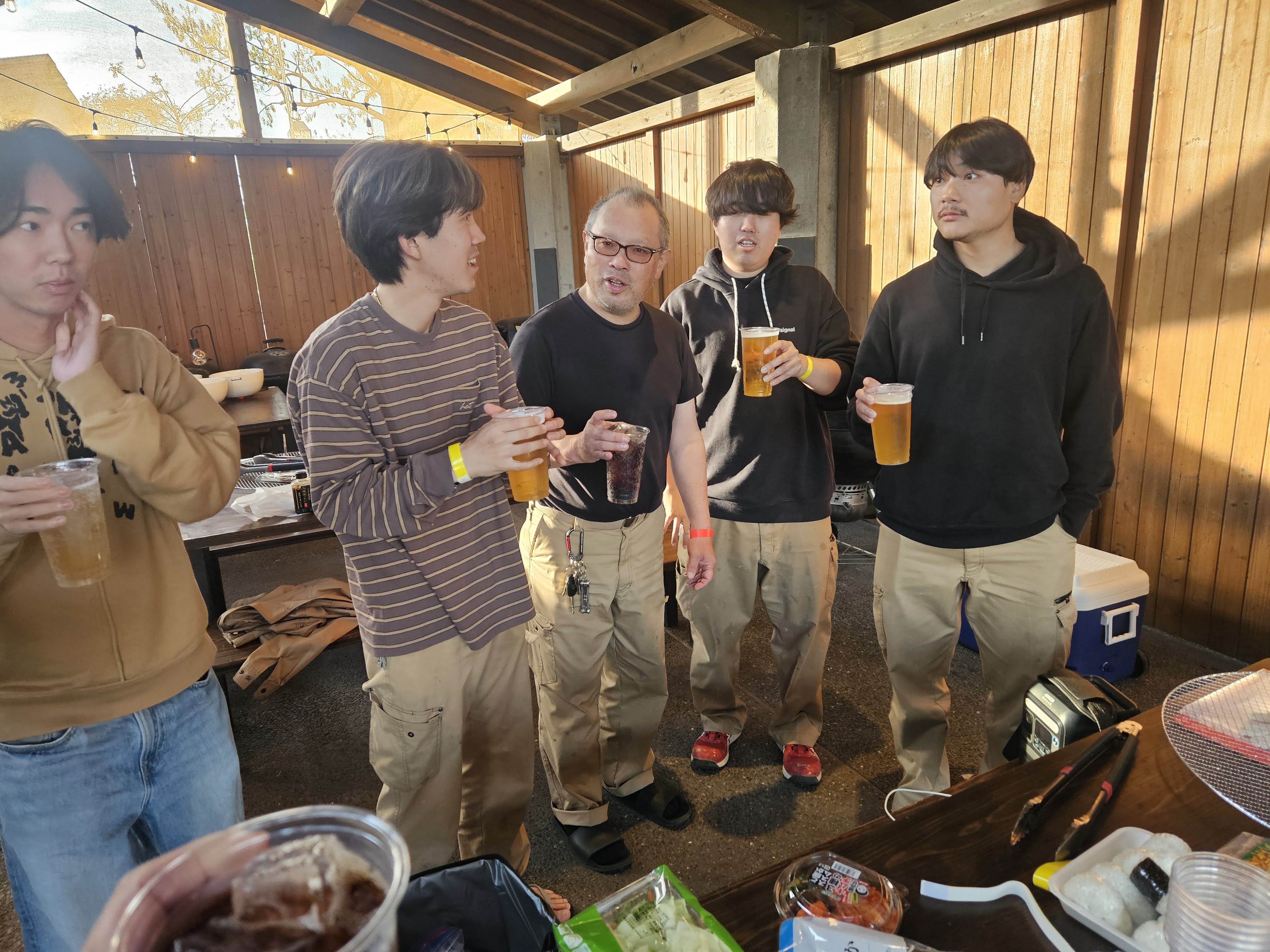 BBQグリル前でお肉を並べる様子