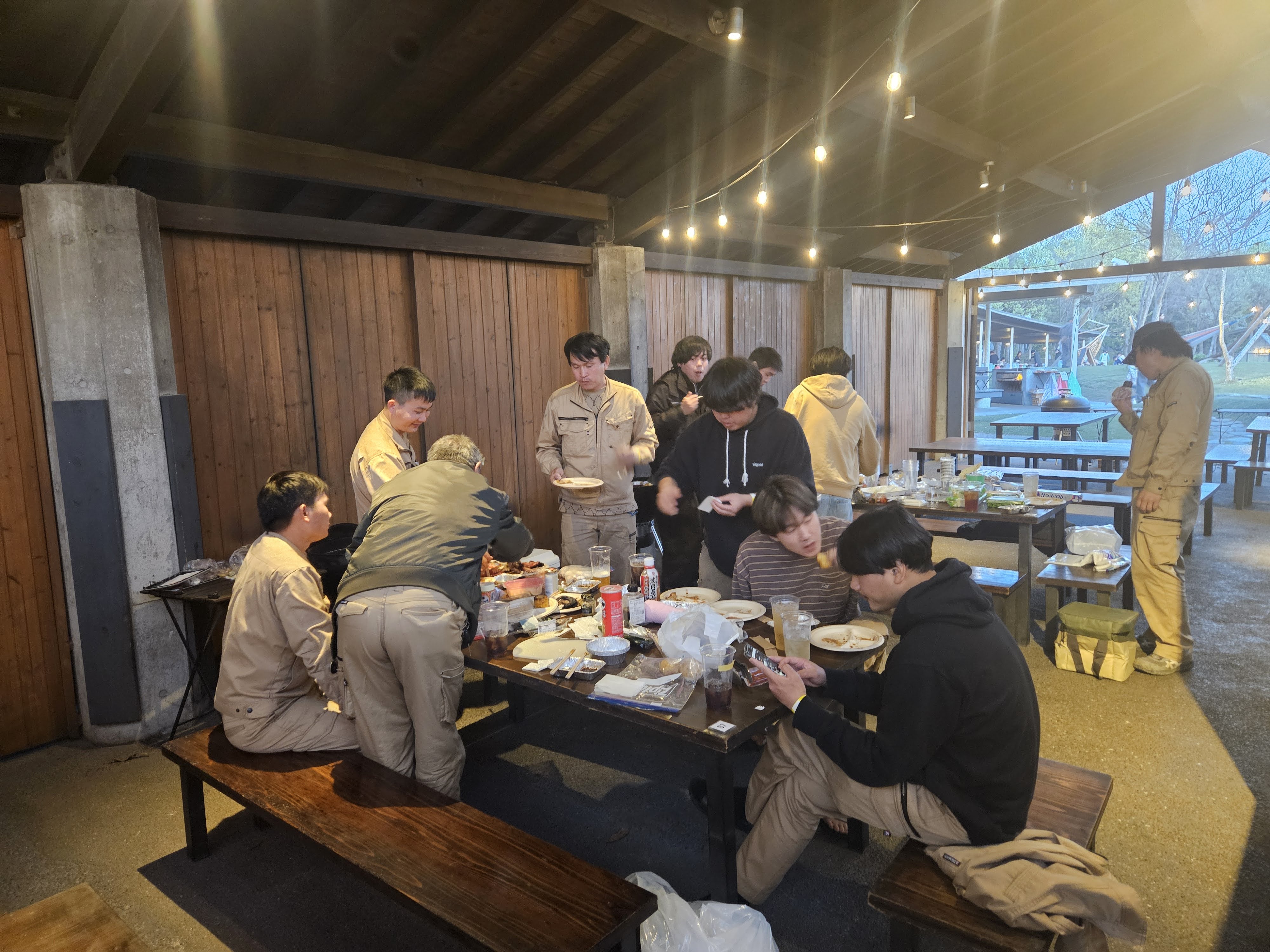 焼き上がった料理を囲む笑顔のシーン