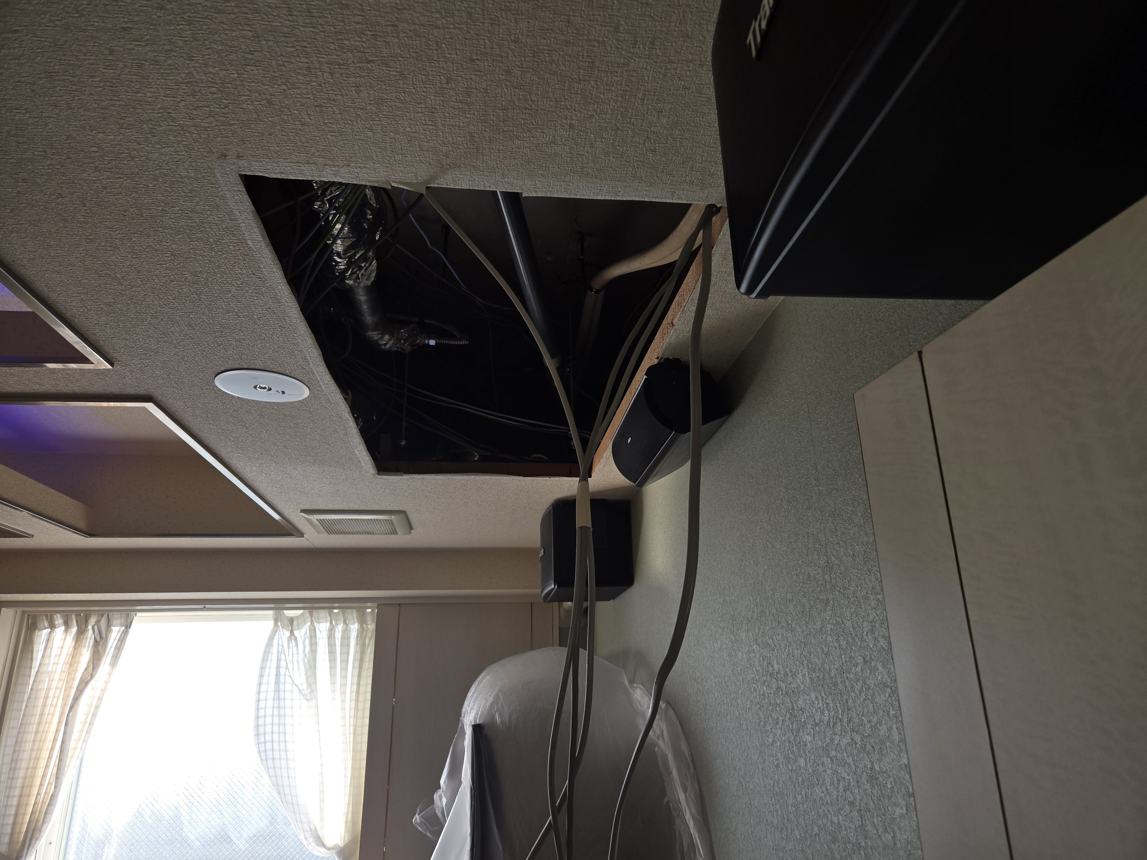 既設の天井カセット型エアコン(客室内)
