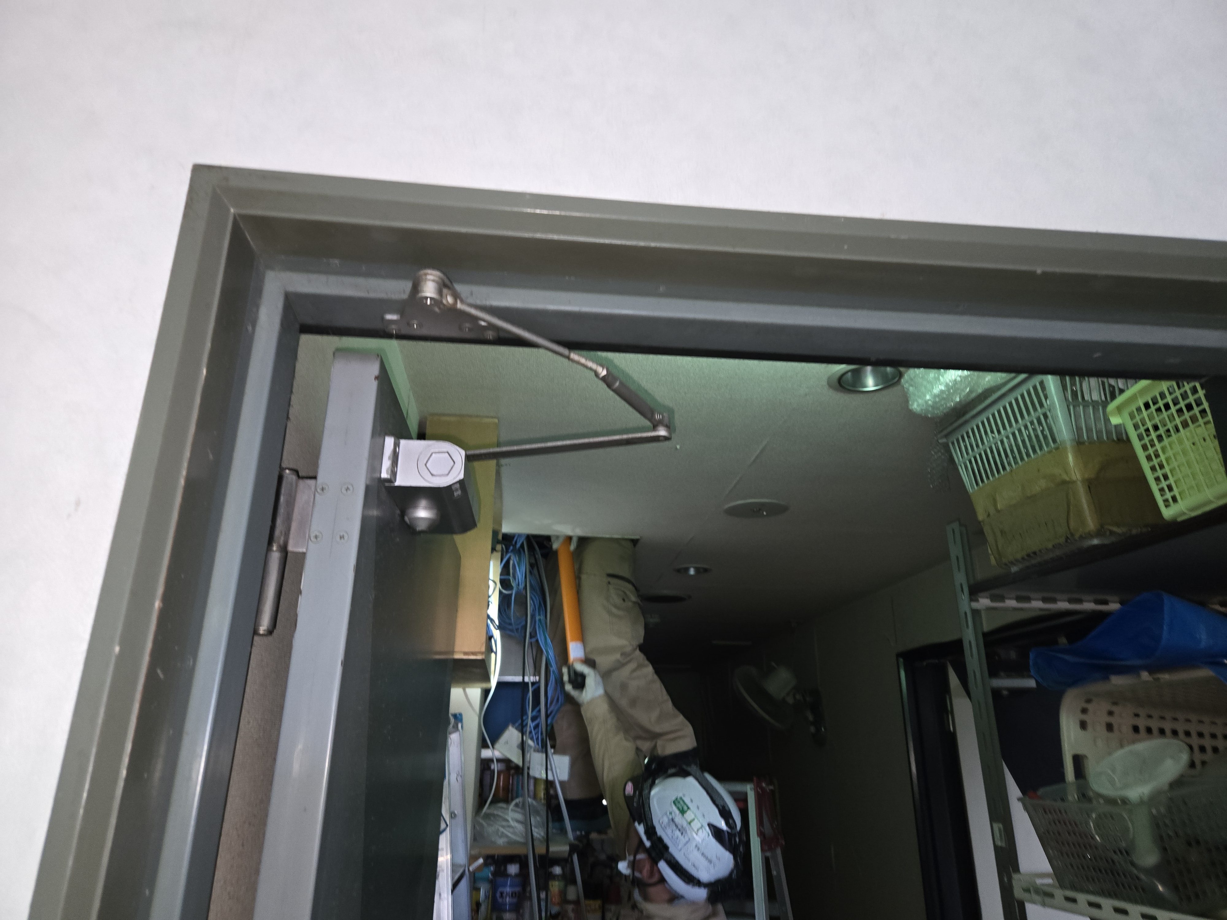 天井裏での配線接続作業