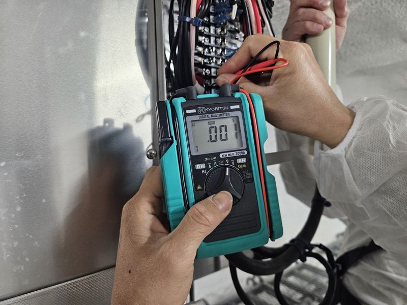テスターで電圧を確認している様子