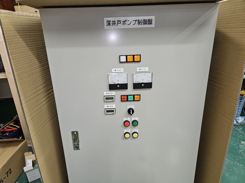 電流計・表示灯・操作スイッチが並ぶ制御盤の扉面