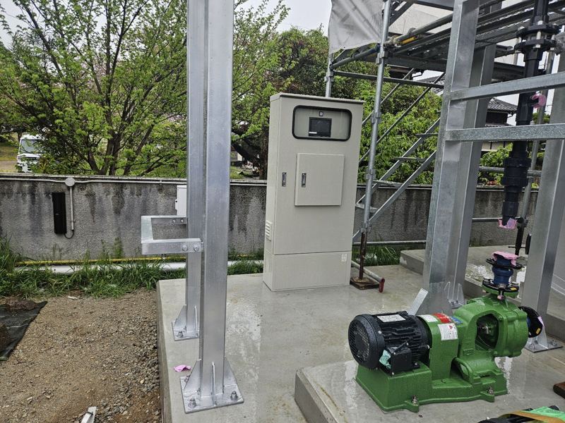 タンク設備の横に設置した制御盤とポンプ