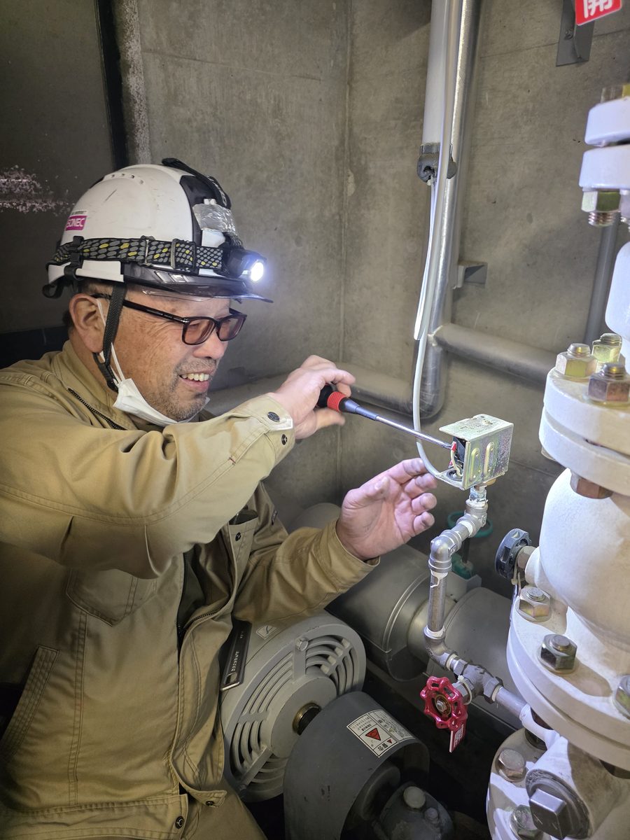 配管と計器を確かめる当社社員