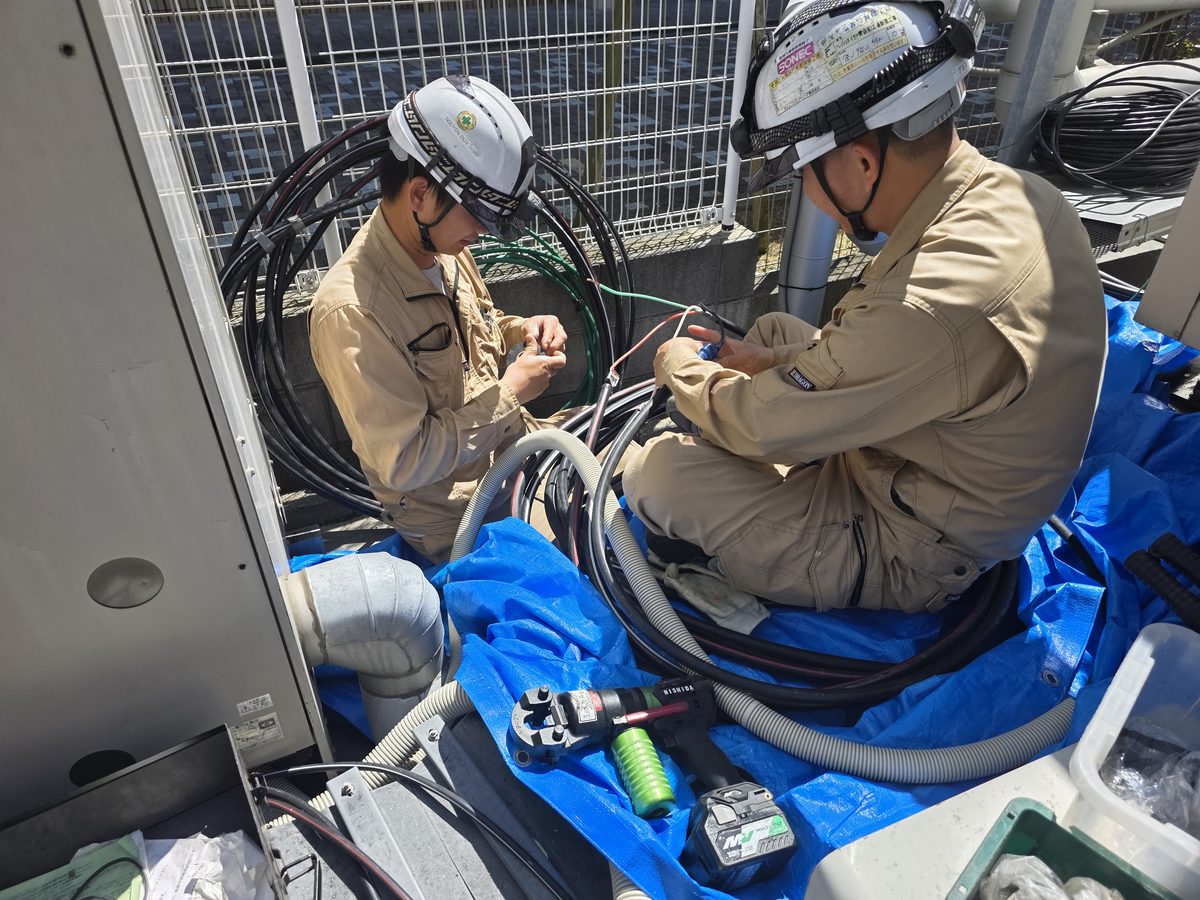 2人で配線作業をする当社社員